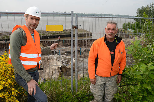 Arne König (links) und Torsten Delvental freuen sich, dass die Arbeiten gut voran kommen.