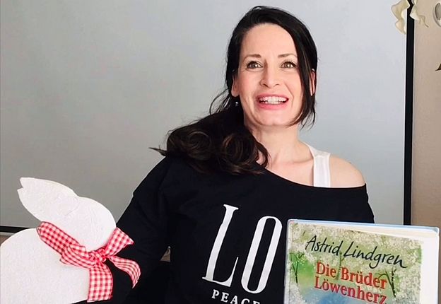 Haley mit einem Buch von Astrid Lindgren
