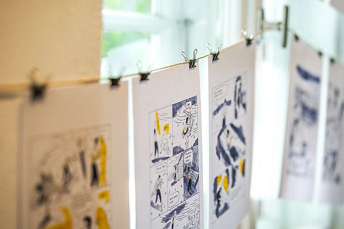 Die reduzierter gestalteten Comics von Maria Skov Pedersen setzen einen spannenden Kontrapunkt zur farbenreich detaillierten Kunst Stachnicks. Foto: Stadt Wedel/Kamin