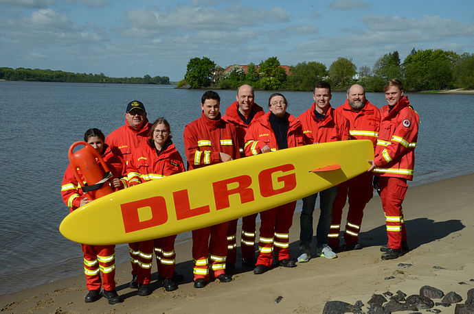 Mit Rettungsbrett und viel Motivation am Strandbad präsent: die Rettungsschwimmerinnen und -schwimmer der DLRG.