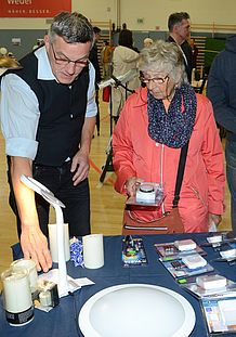 Wolfgang Friedrich vom Elektrohaus Langbehn informierte unter anderem über spezielle Leselampen.