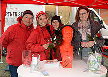 Jana Schumacher (rechts), Inhaberin von Hörgeräte Stropahl erschien mit großer Unterstützung, damit möglichst viele Gäste einen Hörtest machen konnten.
