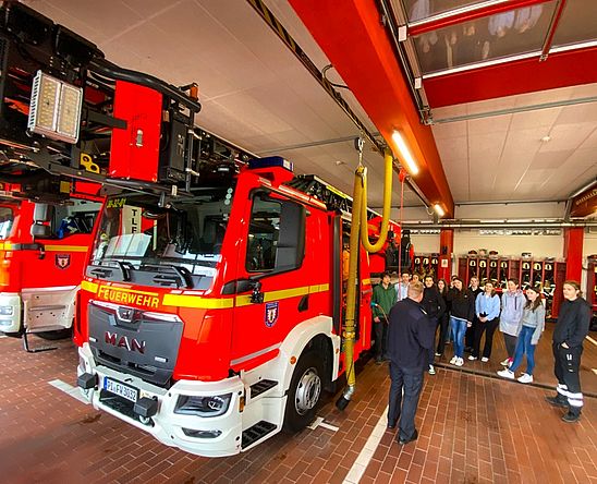 Der hauptamtliche Gerätewart Andreas Pols zeigte den JRG-Schülerinnen und –Schülern im Rahmen des Berufstages die Wedeler Feuerwache. Foto: Stadt Wedel/Kamin