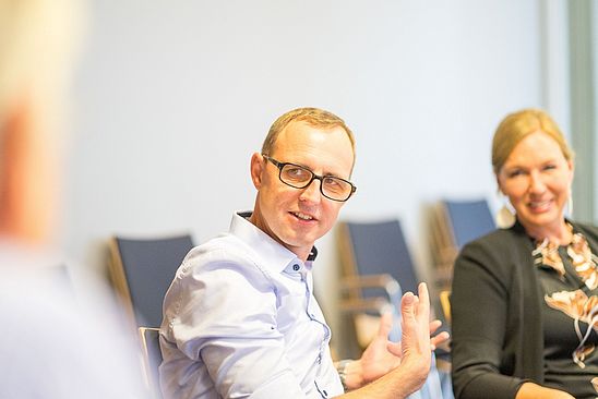 Der Chef der Staatskanzlei des Landes Schleswig-Holstein, Dirk Schrödter (CDU), sprach mit dem Wedel.de-Team über Chancen und Herausforderungen digitaler Kommunikationskanäle. Foto: Stadt Wedel/Kamin