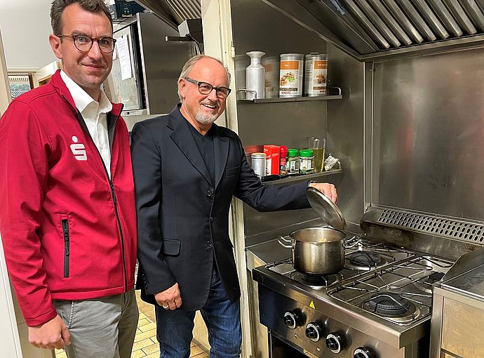 Pottkieker: Sparkassen Vorstandsmitglied Florian Graßhoff und Thomas Altemeier, zweiter  Vorsitzender des TC Wedel, prüfen, ob das Kochen in der neuen Küche auch funktioniert