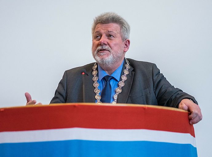 Bürgermeister Gernot Kaser kündigte an, sich 2024 für einen faireren Umgang von Politik und Bürgermeister stark zu machen. Foto: Stadt Wedel/Kamin
