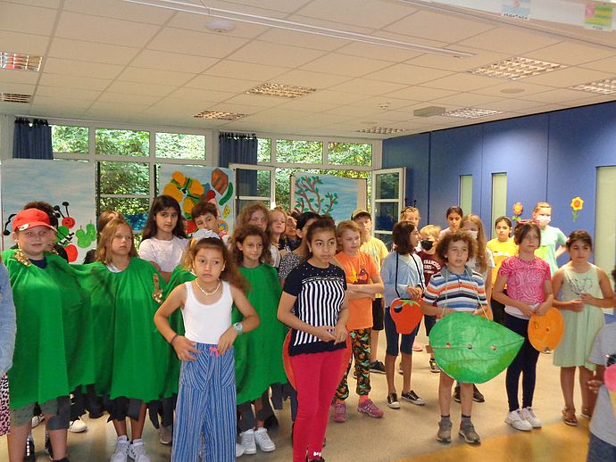 Probenbild der großen Show: An der Albert Schweitzer Schule wird "Die kleine Raupe Nimmersatt" aufgeführt. Foto: privat