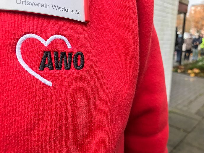 Das Impfangebot des AWO Ortsvereins Wedel e.V. sorgte an der Rudolf-Breitscheid-Straße 40a für eine lange Schlange (Hintergrund) von Personen, die sich impfen lassen wollten. Foto: Stadt Wedel/Kamin