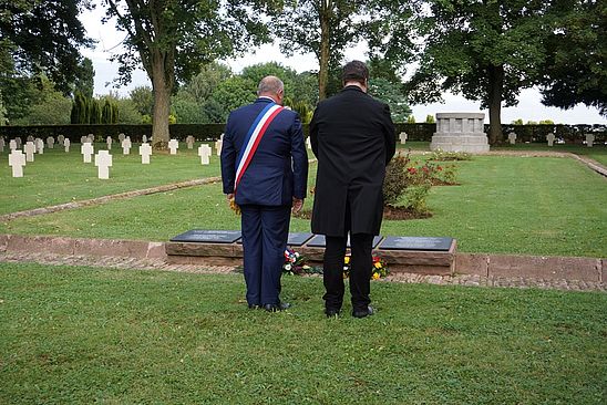 Der Bürgermeister von Caudry Frédéric Bricout (l.) und Sven Kamin, Koordinator der Städtepartnerschaft auf Wedeler Seite, gedachten auf dem Soldatenfriedhof in Caudry gemeinsam der Gefallenen beider Weltkriege. Foto: Stadt Wedel/Harder