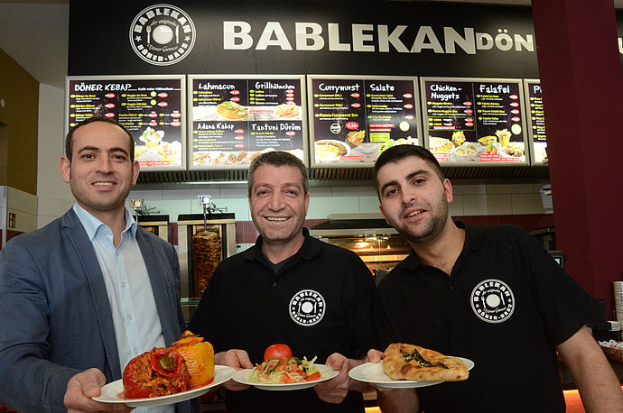 Guten Appetit! Das Bablakan-Döner-Team Veysel Dagdas (v.l.), Ali Culun und Tamer Canirtasi freut sich auf hungrige Gäste.
