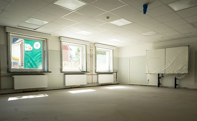 In der letzten Ferienwoche wurden die Fußböden in den zukünftigen Klassenräumen im Souterrain der Altstadtschule erneuert. Zum Abschluss wird noch ein Teppich verlegt. Foto: Stadt Wedel/Kamin
