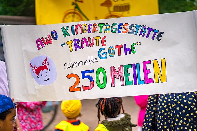 Die Kinder hatten bunte Plakate gebastelt. Foto: Stadt Wedel/Kamin