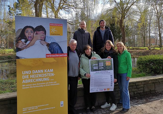 Das Klimaschutz-Netzwerk des Kreises Pinneberg mit dem Wedeler Klimaschutzmanager Peter Germann (hinten links) bietet kostenlose Online-Webinare an mit vielen Tipps rund ums Heizen und Energiesparen. Foto: Klimaschutz-Netzwerk