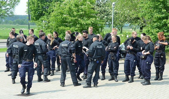 Bereitschaftspolizei sammelte sich an der Feuerwache, um nach Renate Steiniger zu suchen.