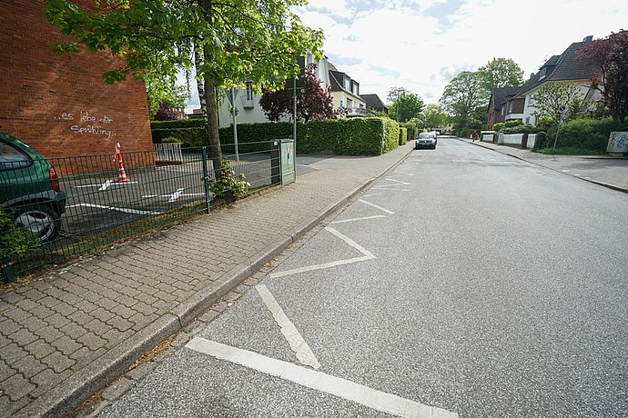 Parken auf Grenzmarkierungen wie hier Beim Hoophof kostet mindestens 25 Euro Bußgeld. Foto: Stadt Wedel/Kamin