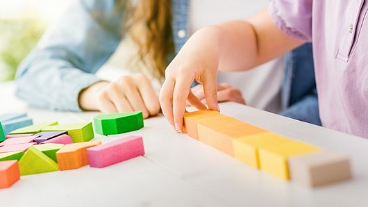 Kinderhände mit Bauklötzen