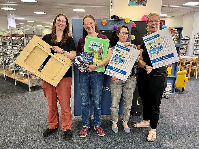 Die Bibliothekarinnen I. Brakhane, V. Trottenberg, J. Hein und N. Haas mit Utensilien für die Medienwochen (Foto: Stadtbücherei)