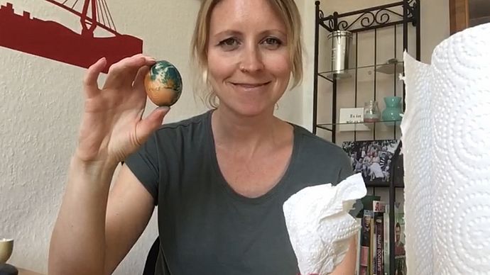 Anna Knittel mit einem fertig gebastelten Osterei