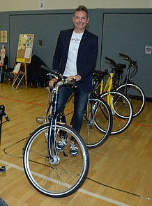 Frank Robben von Fahrrad-Langbehn präsentierte das formschöne Langbehn-Prmierenmodell für Senioren mit extra tiefem Einstieg. 