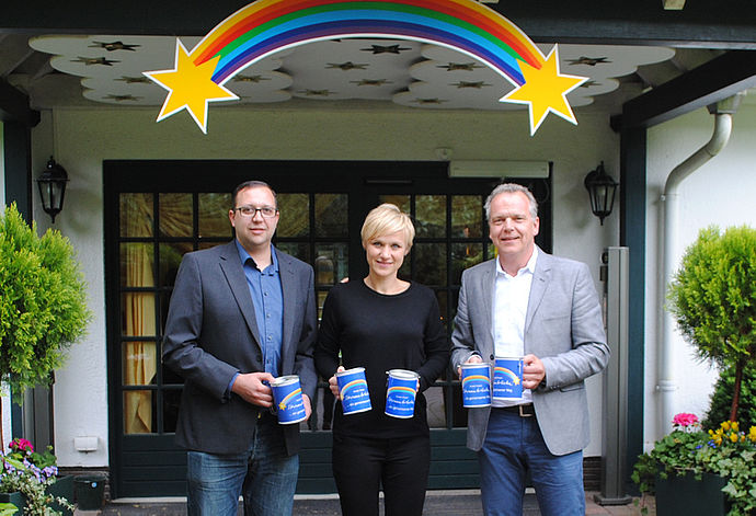 Marius Schlüter von der Firma Kremers Industrievertretungen (links) und Jaroslav Heinzl brachten die Spendensammeldosen bei Stefanie Wolter vom Kinder-Hospiz Sternenbrücke persönlich vorbei.