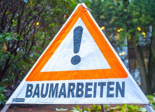 Zur Öffnung des Rettungsweges für mögliche Einsätze der neuen Drehleiter der Freiwilligen Feuerwehr Wedel müssen an der Pulverstraße zwei Bäume gefällt werden. Diese müssen durch Nachpflanzungen ausgegleichen werden. Symbolfoto: Stadt Wedel/Kamin