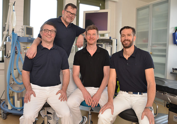 Dragan Milasinovic (von links), Jens von Schöning, Markus Kleinpoppen und Dr. Thomas Bock arbeiten zusammen - und ergänzen sich mit ihren individuellen Kompetenzen dabei sehr gut.