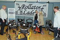 Wie man mobil bleibt, hängt im Alter von der Verfassung ab: entweder mit Rollator...