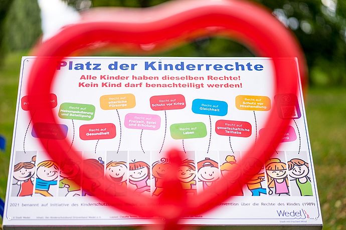 Auf dem Schild sind verschiedene Kinderrechte aufgezählt. Foto: Stadt Wedel/Kamin