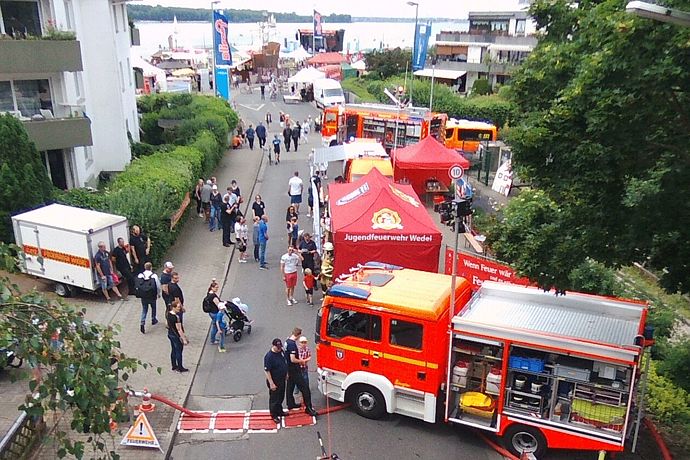 Publikumsmagnet auf dem Hafenfest: Die großen roten Autos der Feuerwehr ...