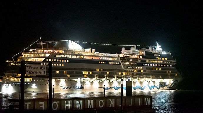 Ein Schiff passiert den unbeleuchteten Ponton am Willkomm Höft. Foto: Stadt Wedel/Kamin