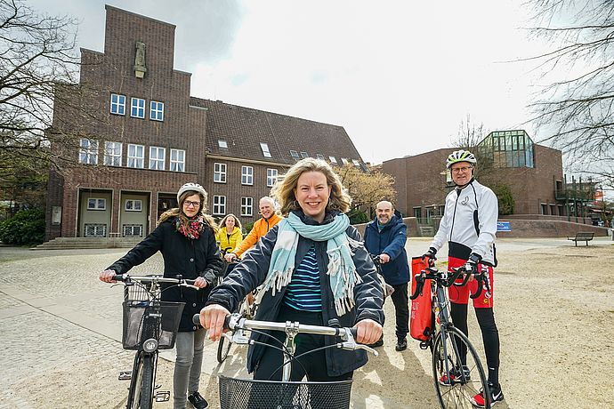 Janne Pöppelmann und weitere Stadtradeln-Vertreter präsentieren sich mit Ihren Fahrrädern auf dem Rathausplatz in Wedel