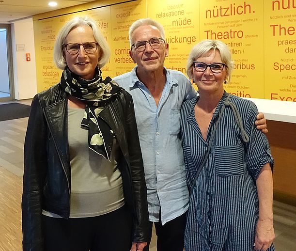 Zurück an ihrem ehemaligen Gymnasium: Christiane Hoffmann mit Gert und Silke Steyer (von links)