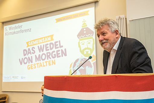 Bürgermeister Gernot Kaser gab einen Überblick über die Klimaschutzbemühungen der Stadt Wedel. Foto: Stadt Wedel/Kamin