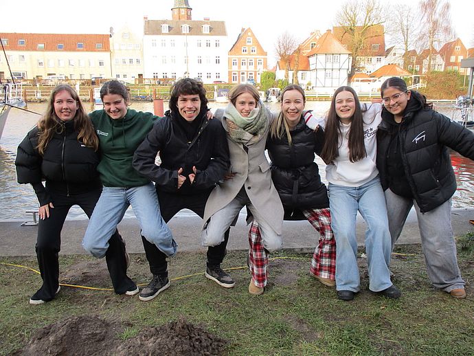 Der Jugendbeirat der Stadt Wedel; v.l. Emma Drewke, Mona Petri, Merlin Tschamper, Mareile Biebau, Tahila Tokmak, Eileen Schult, Aylin Salimsada; nicht auf dem Foto: Jonah Lassen, Jonas Petersen