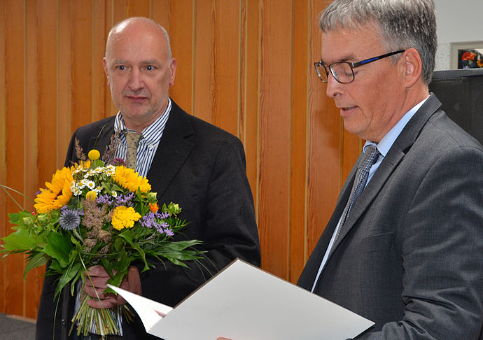 Schulleiter Kay Jensen wurde mit Blumenstrauß und vielen lobenden Worten von Schulrat Dirk Janssen und dem schriftlichen Dank der Ministerin verabschiedet.