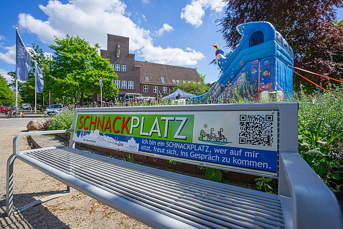 Der neue SCHNACKPLATZ auf dem Rathausplatz lädt zu Gesprächen mit den Sitznachbarinnen und Sitznachbarn ein. Foto: Stadt Wedel/Kamin