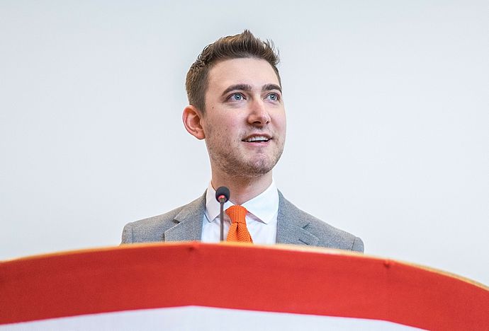 Stadtpräsident Julian Fresch stimmte die Wedelerinnen und Wedeler angesichts der Haushaltslage auf Einschnitte ein. Foto: Stadt Wedel/Kamin