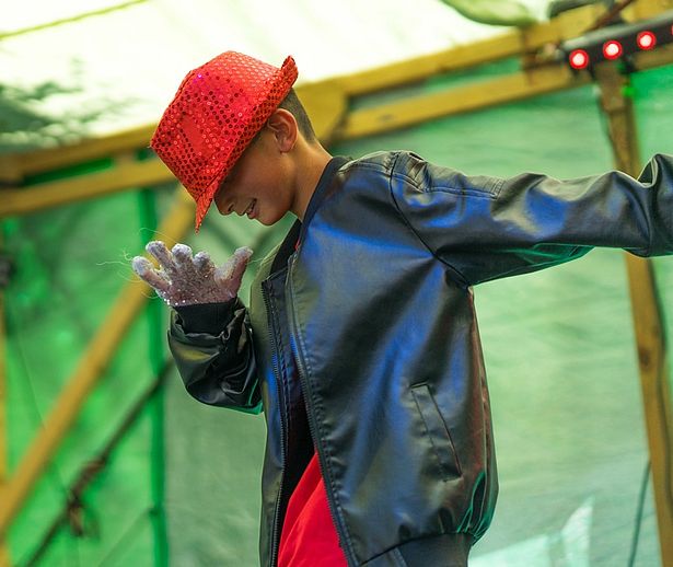 Michael Jackson Nummer 1: Die junge Tanzgruppe von Nancy Gomez, zauberte den King of Pop auf die Bühne vor dem „mittendrin“. Foto: Stadt Wedel/Kamin