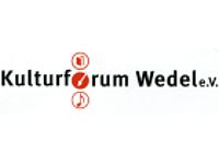 Schriftug Kulturforum Wedel mit den Bildern Buch, Pinsel und Musik in einem Kreis, für das O in Forum
