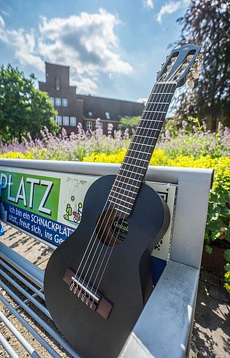 Der Schnackplatz auf dem Wedeler Rathausplatz bekommt am 15., 22. und 29. Juni Gesellschaft bei den Aktionssamstagen "Aufm Platz". Foto: Stadt Wedel/Kamin