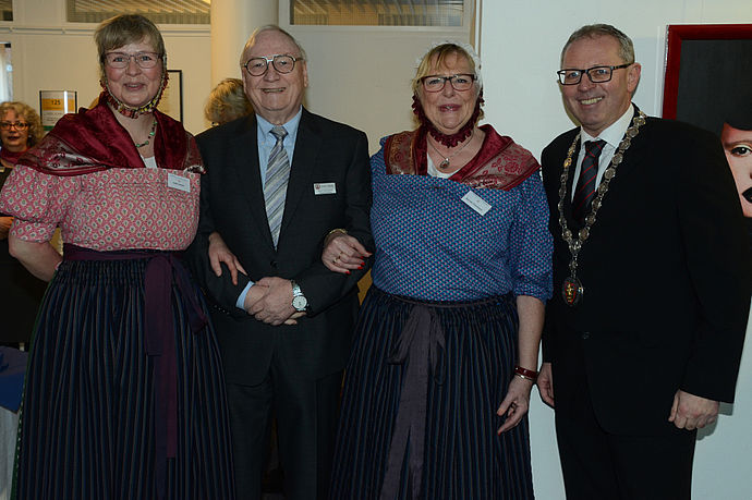 Begrüßungskommitee: Heike Jansen (links) und Renate Steinbach empfingen gemeinsam mit Bürgermeister Niels Schmidt (rechts) und Stadtpräsident Ulrich Kloevekorn die Gäste.