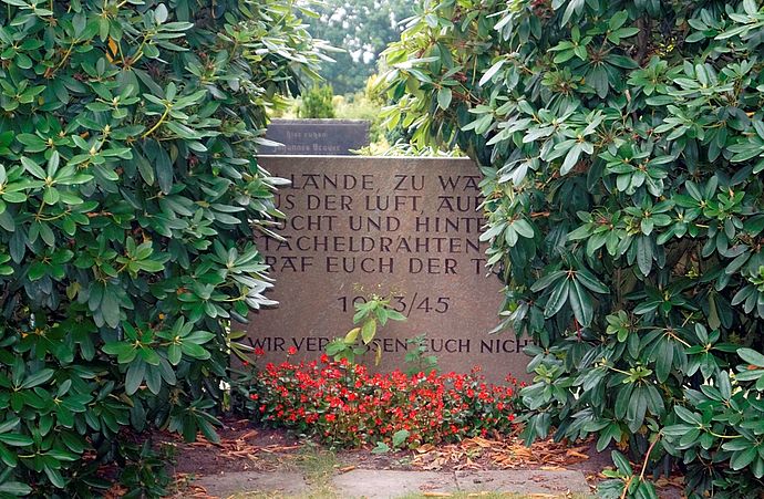 Gedenkstein auf dem Friedhof Breiter Weg für die Opfer des zweiten Weltkrieges Fotos: Wolf-Robert Danehl