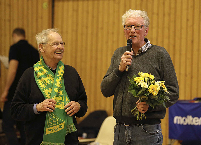 Glückwunsch zum 80.: Trainer Ur-Gestein Mike Smollich (links) wurde von Vorstandsmitglied Gernot Guzielski mit Blumen, Schal und netten Worten geehrt.