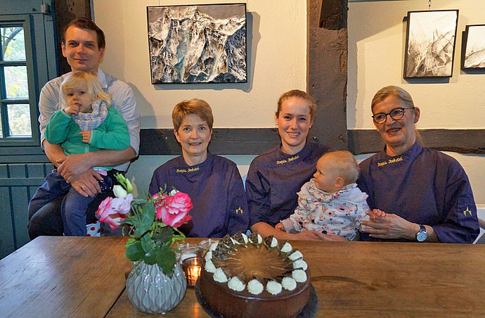 Familie Krinkowski und ihr Team von "Reepis Teeketel" möchten ihre Gäste in der Vorweihnachtszeit und an den Festtagen verwöhnen.