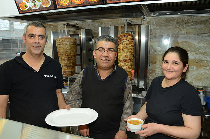 Bekir Avci (von links), Murat Tas und Fatma Avci freuen sich auf ihre Gäste.