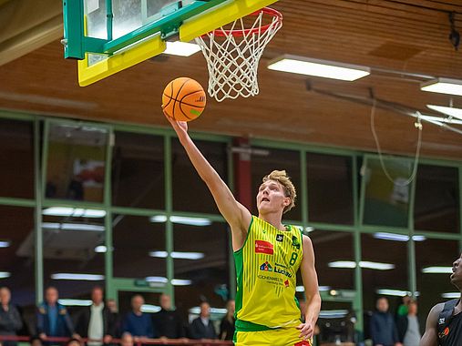 Basketballer unter Korb
