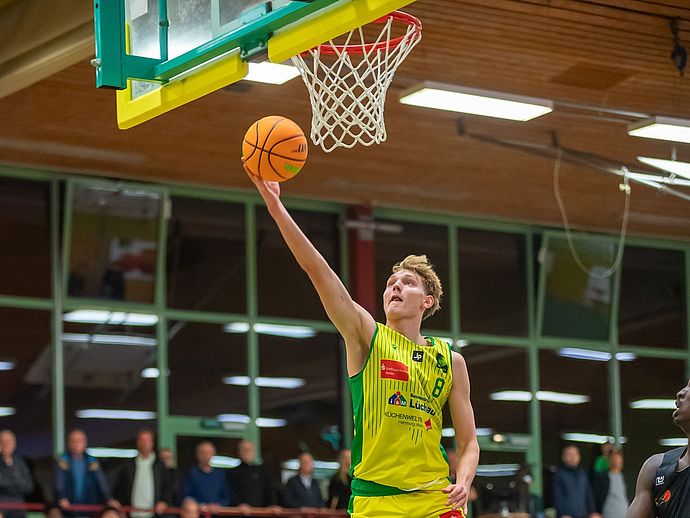 Basketballer unter Korb
