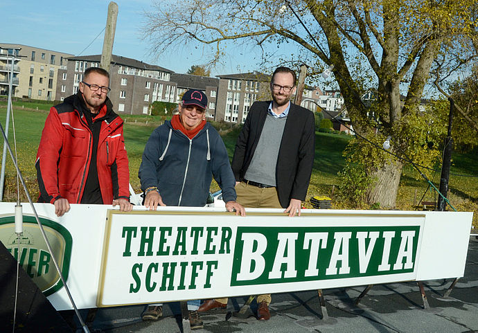 Das Dach hält: Rainer Weinert (von links), Stephan Rehder und der Käptn Hannes Grabau freuen sich über den gelungene Sanierung.