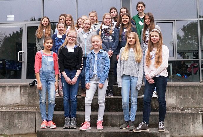 20 Schülerinnen und das studentische Betreuungsteam: Der Girls Day an der Fachhochschule Wedel soll den Zuwachs an Frauen in den MINT-Fächern fördern.