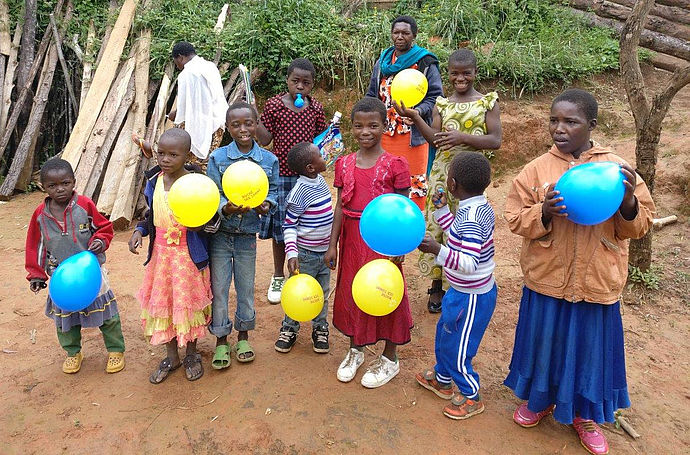 Sie haben so gut wie nichts, deshalb sind schon Luftballons eine Freude - aber den Aids-Waisen im Waisenhaus von Lupila muss natürlich ganz anders und viel stärker geholfen werden. Deshalb ist die Unterstützung für das TansaniaTeam so bedeutsam, die jeder leisten kann. Fotos: Michael Koehn